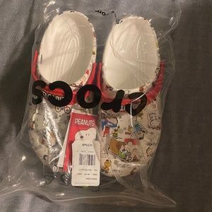 New Peanuts/Snoopy Limited Edition Crocs size 7m/9w